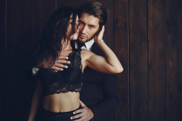 Evde seksi bir çift var.