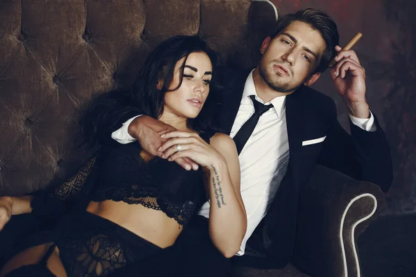 Evde seksi bir çift var.