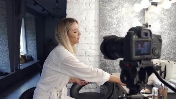 Een make-up kunstenaar is het filmen van een schoonheid vlog — Stockvideo