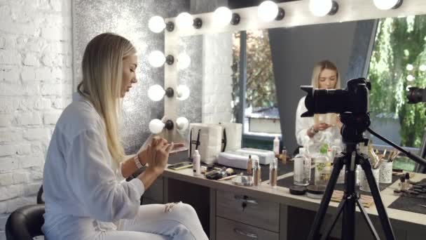 Um artista de maquiagem está fazendo seu tutorial de maquiagem na câmera — Vídeo de Stock
