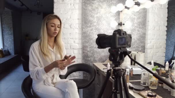 Een make-up kunstenaar is het filmen van een schoonheid blog — Stockvideo