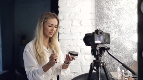 Um belo maquiador está filmando um vlog de beleza em um salão — Vídeo de Stock