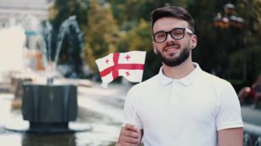 Öğrenci çubukta Gürcistan bayrağı sallıyor.