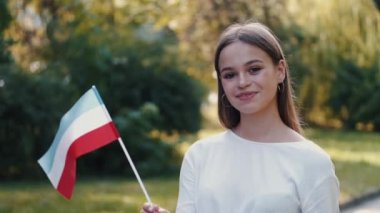 Genç bir Avrupalı bayan Macar bayrağını sallıyor.