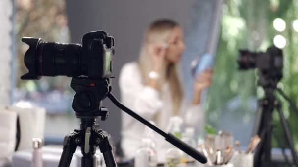 En kamera filmar en makeup artist gör handledning — Stockvideo