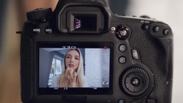 Make-up umělec se natáčí a ukazuje na displeji kamery — Stock video