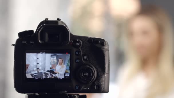 Ein Maskenbildner wird gefilmt und auf einem Kamerasystem gezeigt — Stockvideo