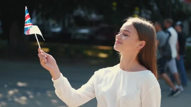 European student is waving the flag of Great Britain — Stock Video