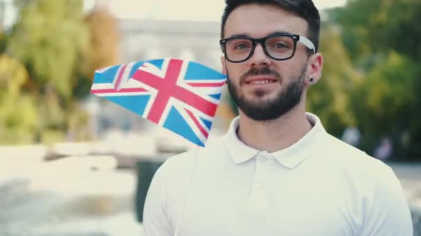 Студент машет флагом Великобритании — стоковое видео