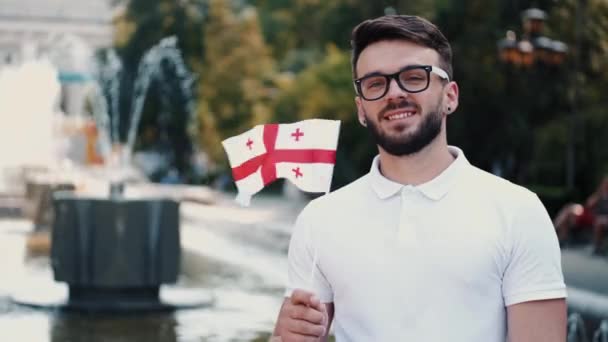 Студент машет грузинским флагом на палке — стоковое видео