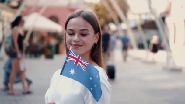 La joven está ondeando bandera australiana en un palo — Vídeos de Stock