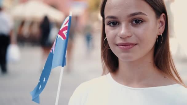 La joven está ondeando bandera australiana en un palo — Vídeos de Stock