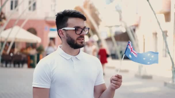 O jovem está agitando a bandeira australiana em um pau — Vídeo de Stock