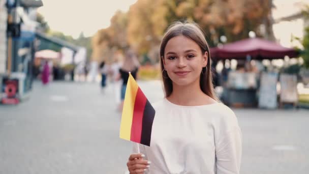 Учень махає німецьким прапором на палиці. — стокове відео