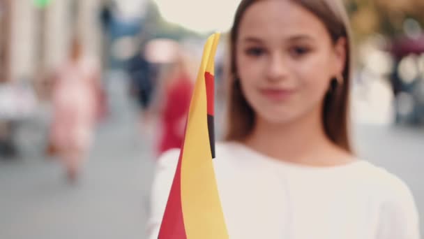 El estudiante ondea bandera alemana en un palo — Vídeos de Stock