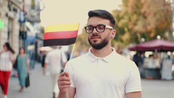 Ο μαθητής κυματίζει γερμανική σημαία σε ένα ραβδί — Αρχείο Βίντεο
