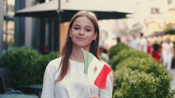 El estudiante ondea bandera mexicana en un palo — Vídeo de stock