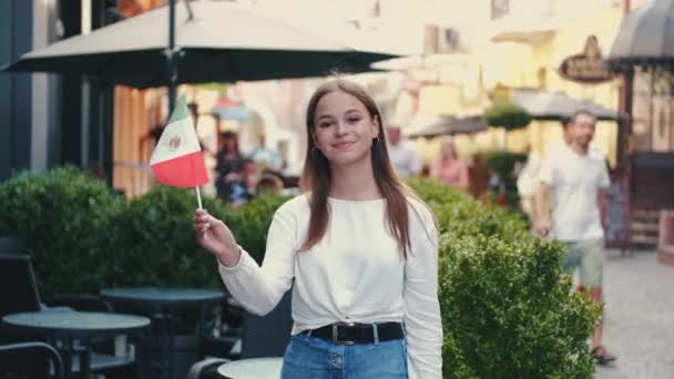 L'étudiant agite le drapeau mexicain sur un bâton — Video