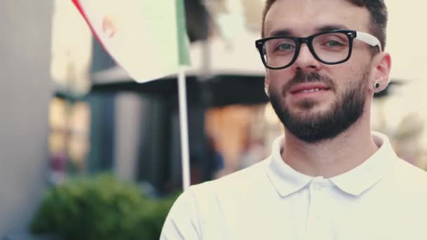 L'étudiant agite le drapeau mexicain sur un bâton — Video