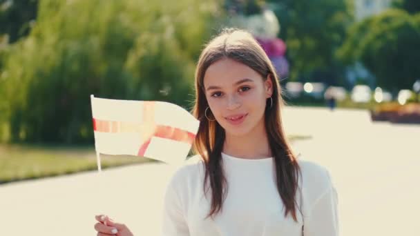 若い女性は棒に英語の旗を振っている — ストック動画