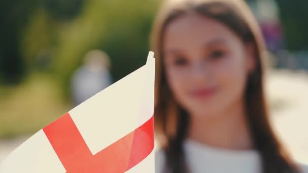 O estudante está agitando bandeira da Inglaterra em uma vara — Vídeo de Stock