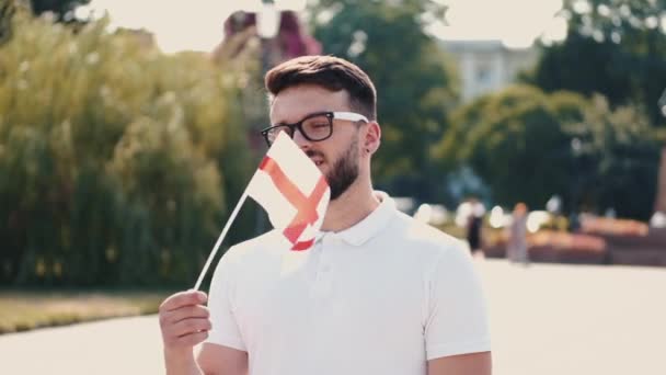 El estudiante ondea la bandera de Inglaterra en un palo — Vídeo de stock