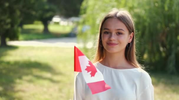 Der Teenager schwenkt die Fahne Kanadas — Stockvideo