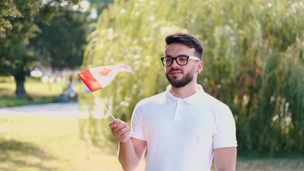 El joven ondea la bandera de Canadá — Vídeos de Stock