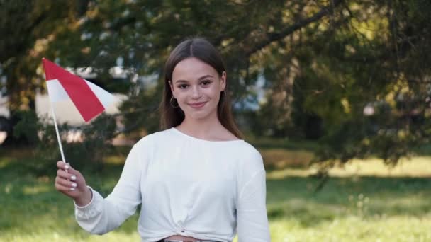 El estudiante ondea la bandera de Polonia en un palo — Vídeo de stock