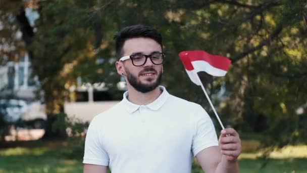 Lo studente sventola la bandiera della Polonia su un bastone — Video Stock