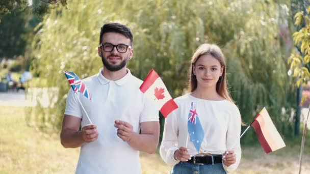 Los estudiantes europeos ondean las banderas de los países — Vídeos de Stock