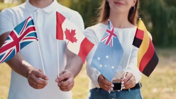 Evropští studenti mávají vlajkami zemí — Stock video