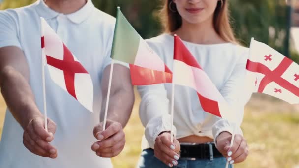 Європейські студенти махають прапорами країн. — стокове відео