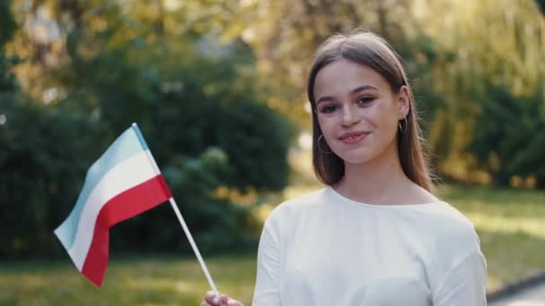 Μια νεαρή Ευρωπαία κυματίζει την ουγγρική σημαία. — Αρχείο Βίντεο