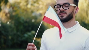 Genç bir Avrupalı Macar bayrağı sallıyor