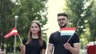 Avrupalı öğrenciler ülkelerin bayraklarını gösteriyor