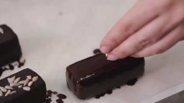 Bir şekerci ev yapımı tatlıları dekore ediyor..