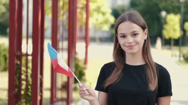 Estudiante europeo ondea la bandera nacional de la República Checa — Vídeos de Stock