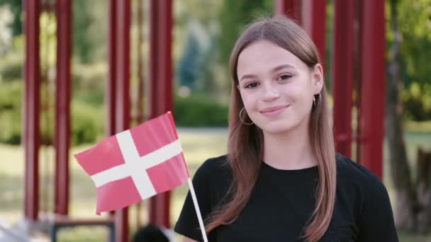 El estudiante muestra la bandera danesa — Vídeos de Stock