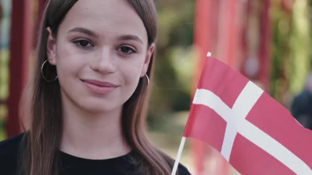 Murid itu menunjukkan bendera Denmark — Stok Video