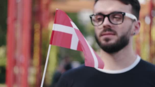 Der Student zeigt die dänische Flagge — Stockvideo