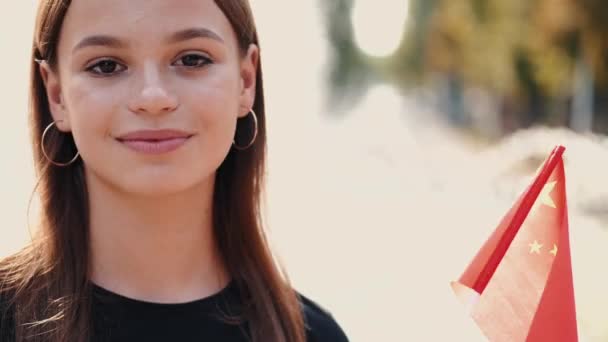 Die junge Dame zeigt die chinesische Nationalflagge auf einem Stock — Stockvideo