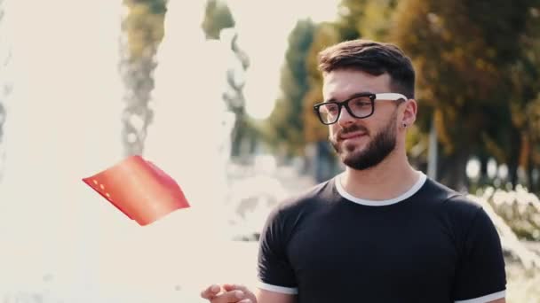 El joven está mostrando la bandera nacional de China en un palo — Vídeo de stock