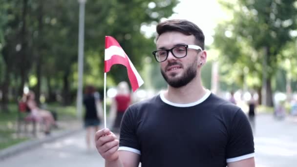 Student mává rakouskou národní vlajkou. — Stock video