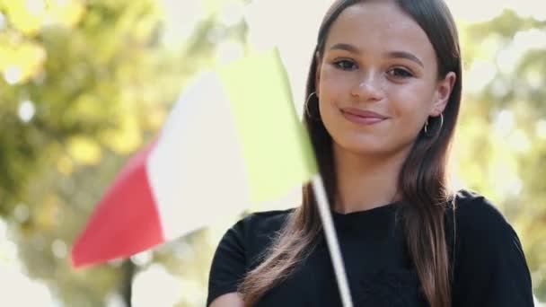 Um estudante está agitando a bandeira nacional da Itália — Vídeo de Stock