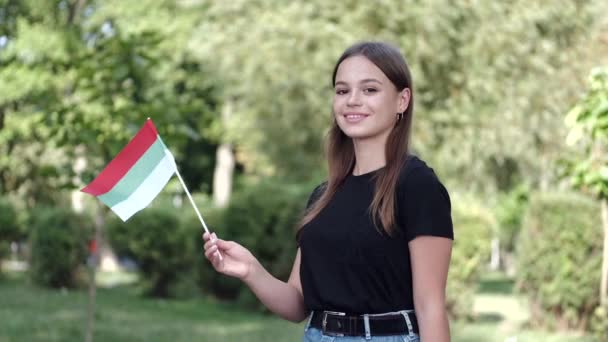 En student visar den bulgariska flaggan — Stockvideo