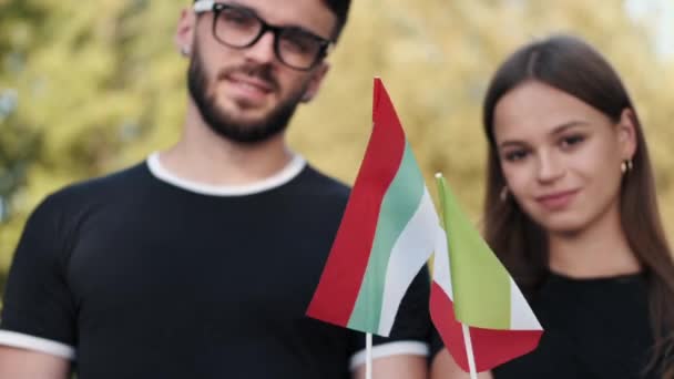 De Europese jongen en een meisje zwaaien met de nationale vlaggen — Stockvideo