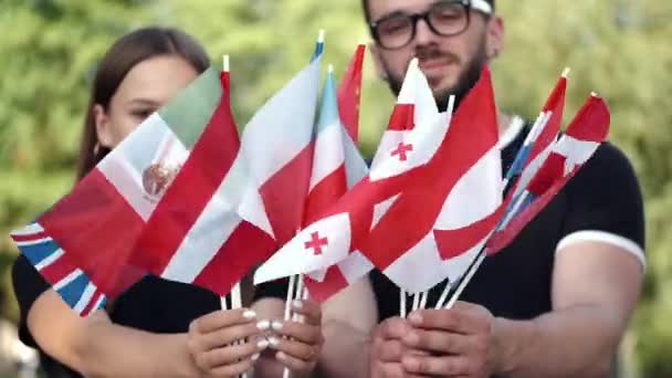 De studenten hijsen de nationale vlaggen van de landen — Stockvideo