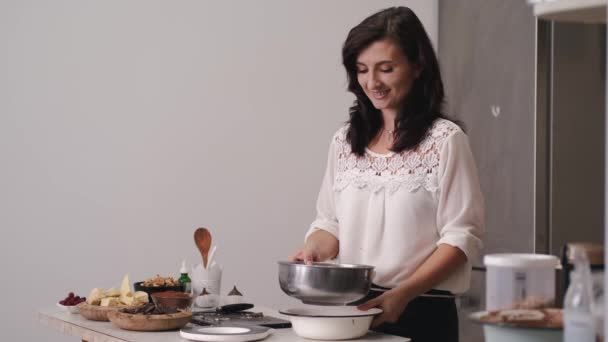 欧洲家庭主妇正在把一个碗放在另一个碗上 — 图库视频影像