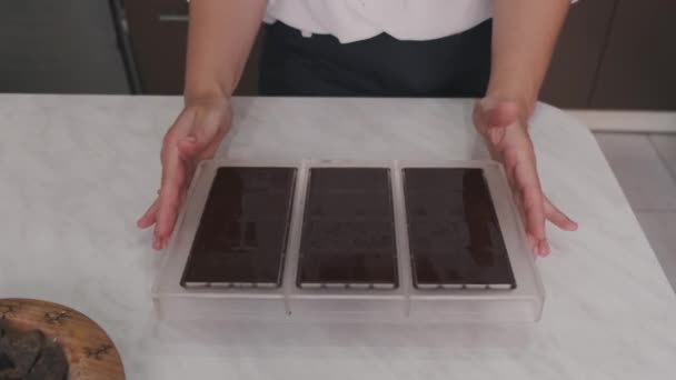 Chocoladerepen zijn klaar voor bevriezing op een keukentafel — Stockvideo